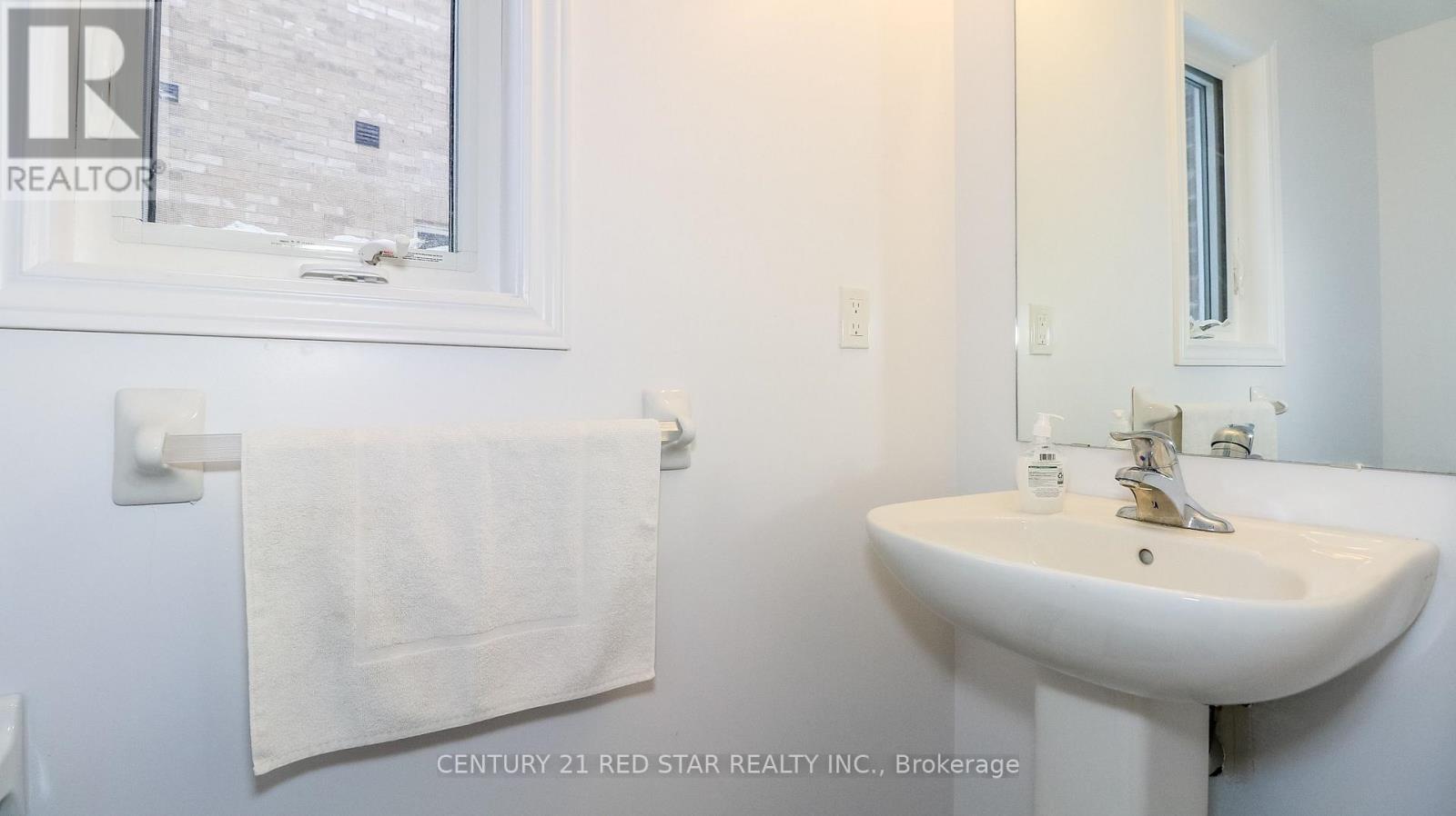 32 Milson Crescent, Essa, ON - Indoor Photo Showing Bathroom