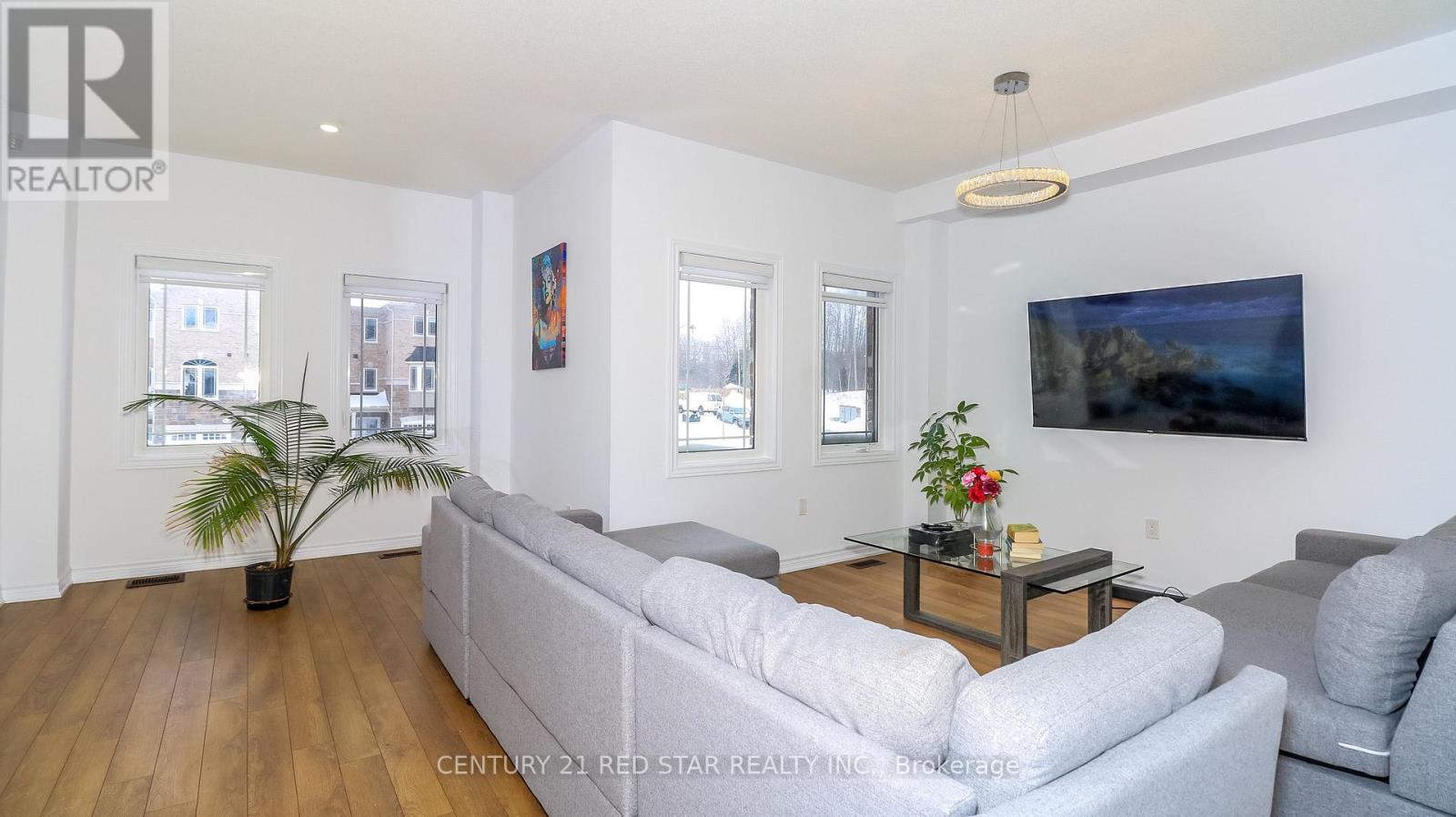 32 Milson Crescent, Essa, ON - Indoor Photo Showing Living Room