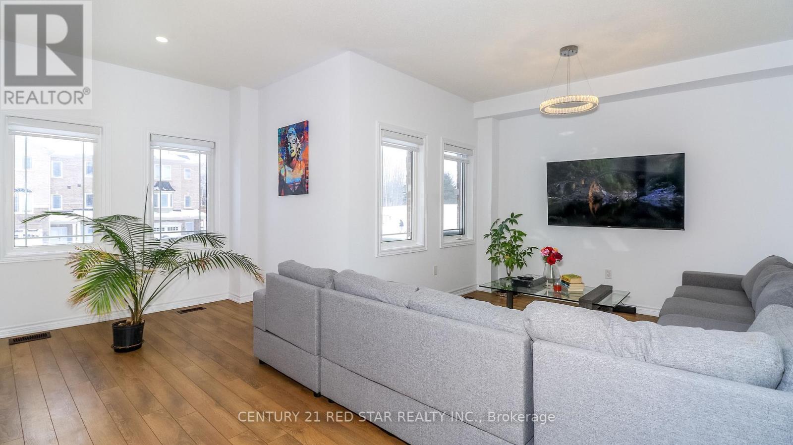 32 Milson Crescent, Essa, ON - Indoor Photo Showing Living Room