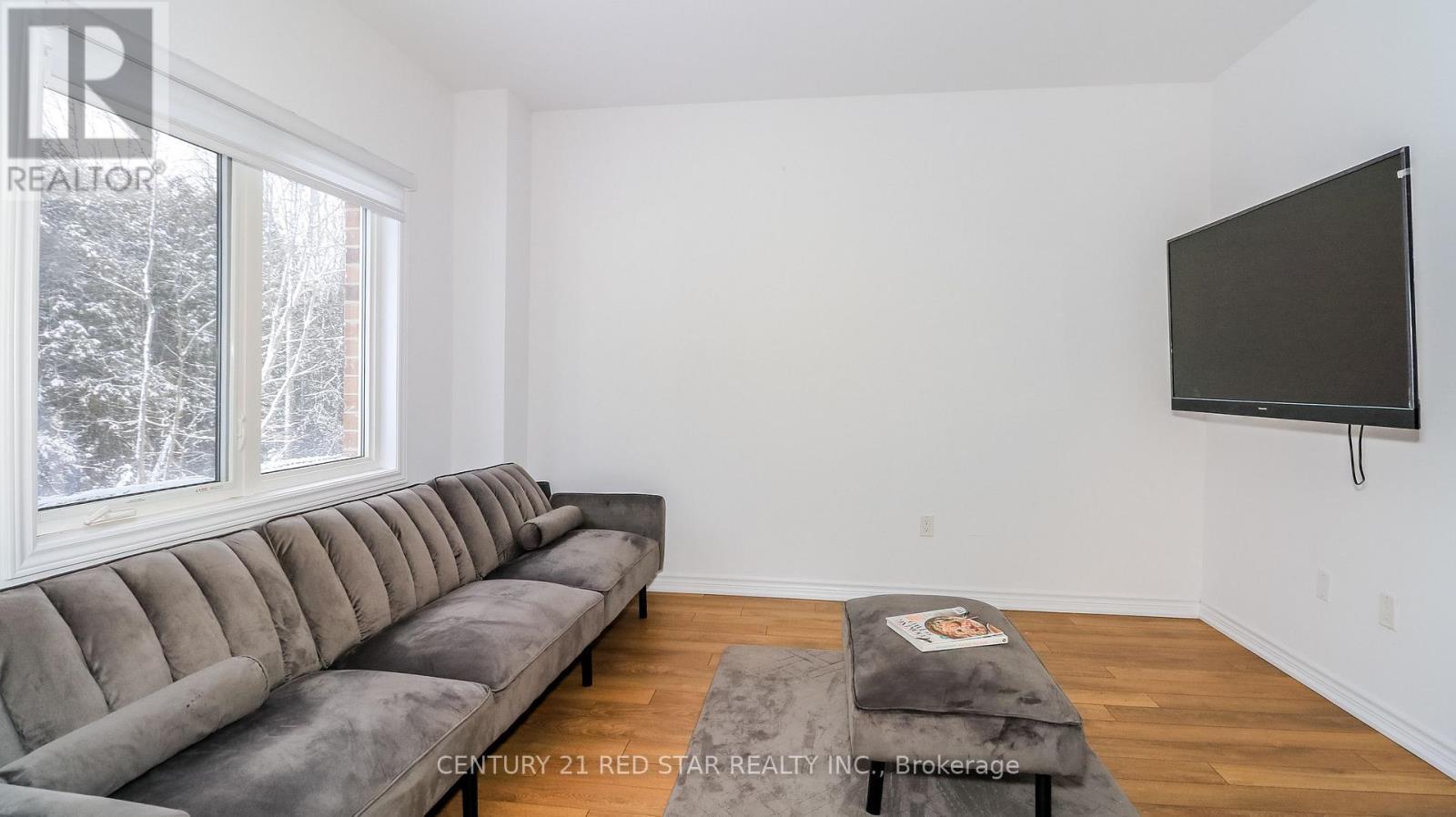 32 Milson Crescent, Essa, ON - Indoor Photo Showing Living Room