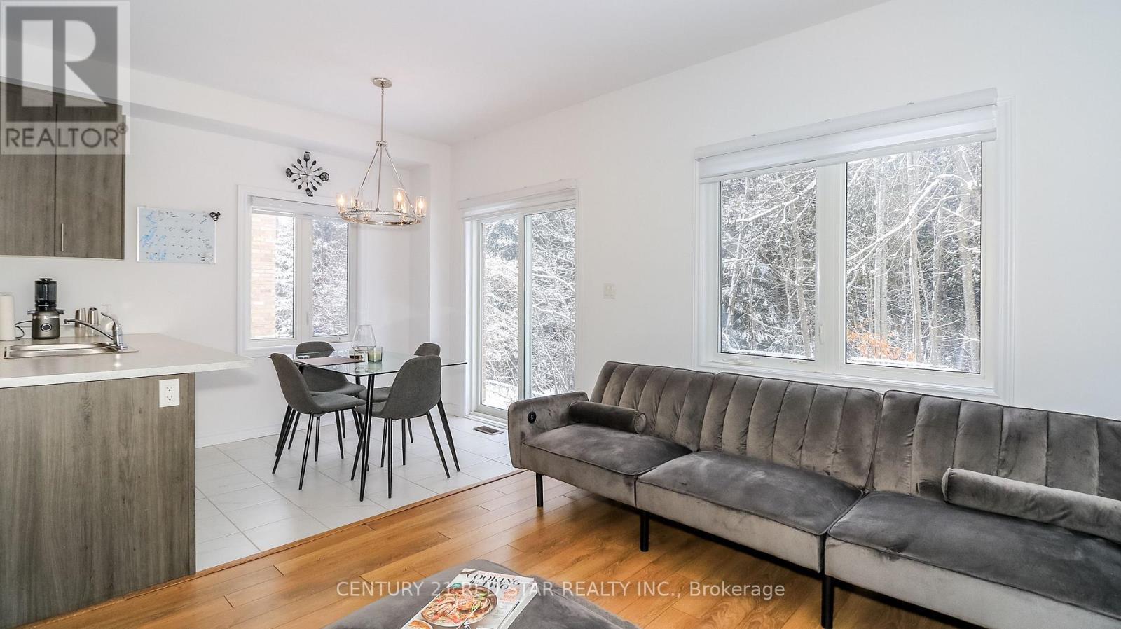 32 Milson Crescent, Essa, ON - Indoor Photo Showing Living Room