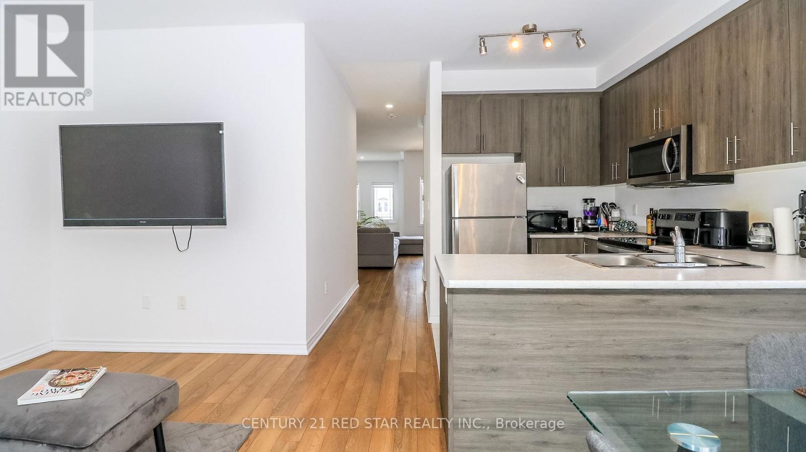 32 Milson Crescent, Essa, ON - Indoor Photo Showing Kitchen With Double Sink