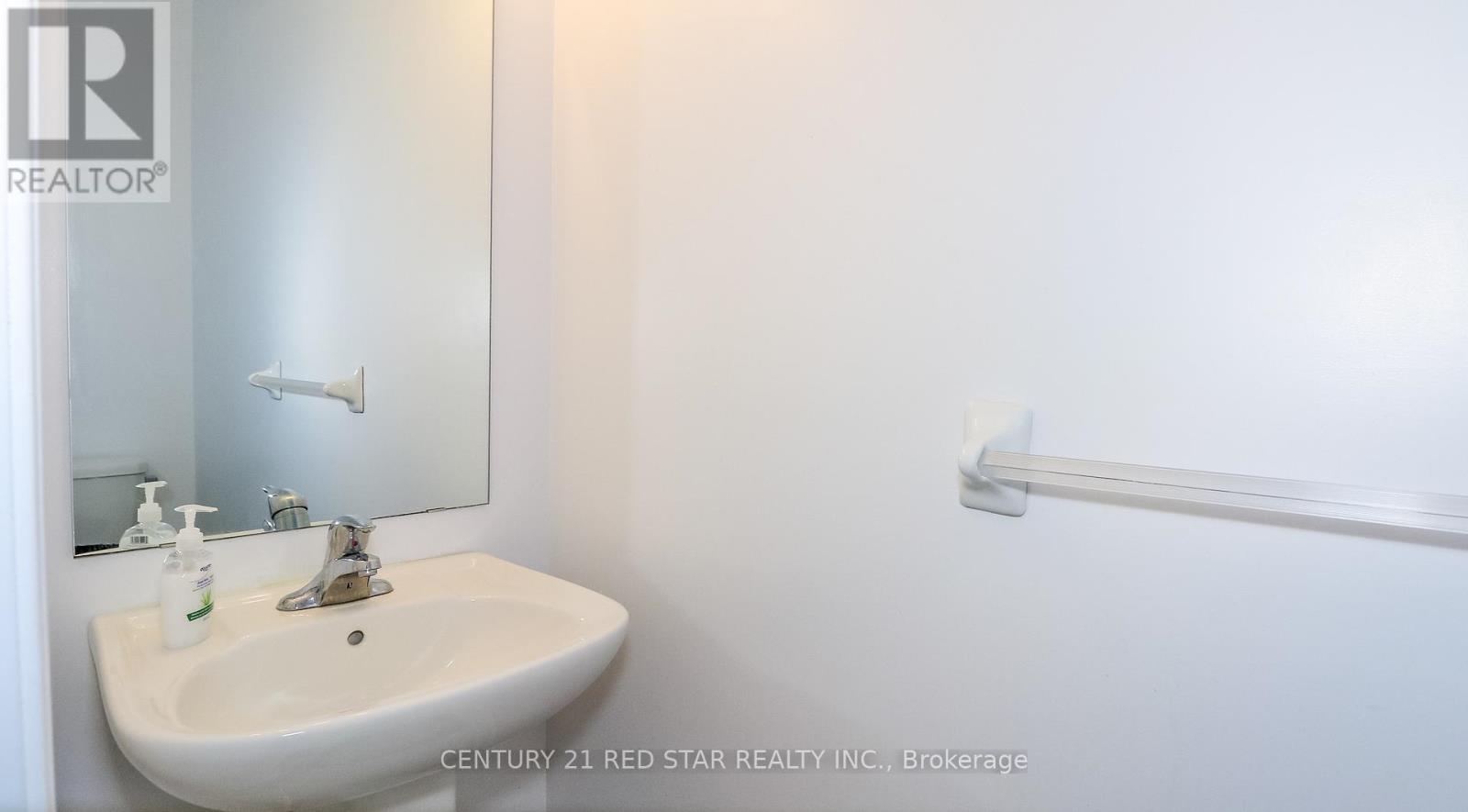 32 Milson Crescent, Essa, ON - Indoor Photo Showing Bathroom