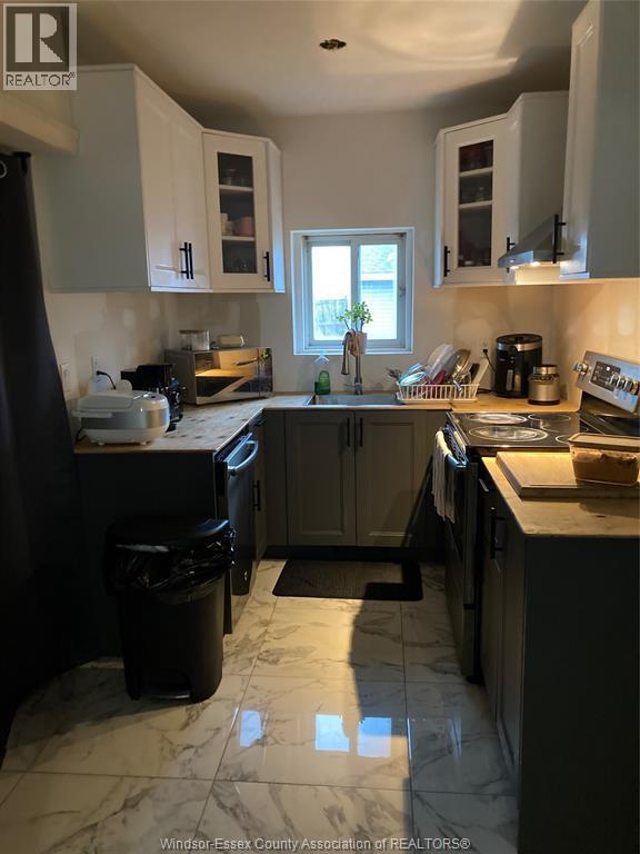2348 Arthur, Windsor, ON - Indoor Photo Showing Kitchen With Double Sink