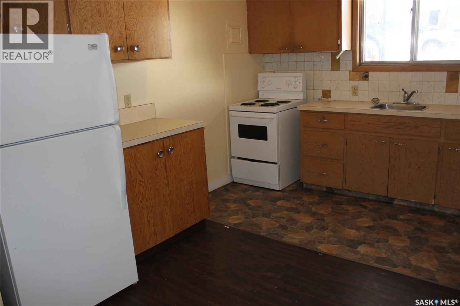 459 6Th Avenue Nw, Swift Current, SK - Indoor Photo Showing Kitchen