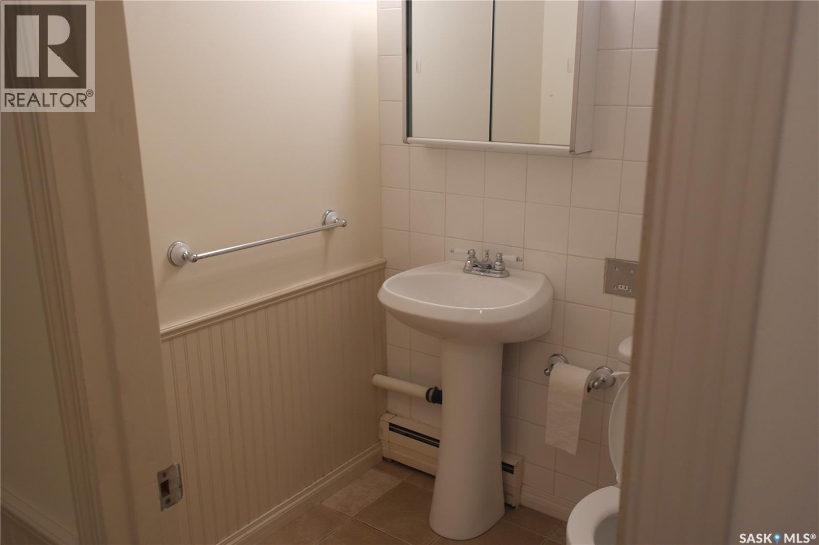 459 6Th Avenue Nw, Swift Current, SK - Indoor Photo Showing Bathroom
