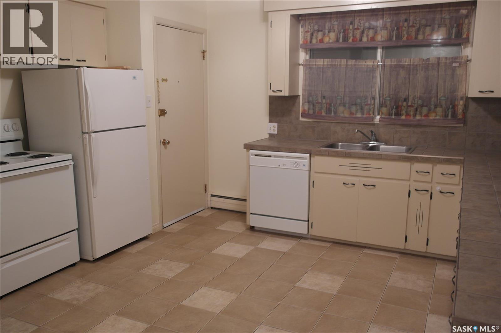 459 6Th Avenue Nw, Swift Current, SK - Indoor Photo Showing Kitchen With Double Sink