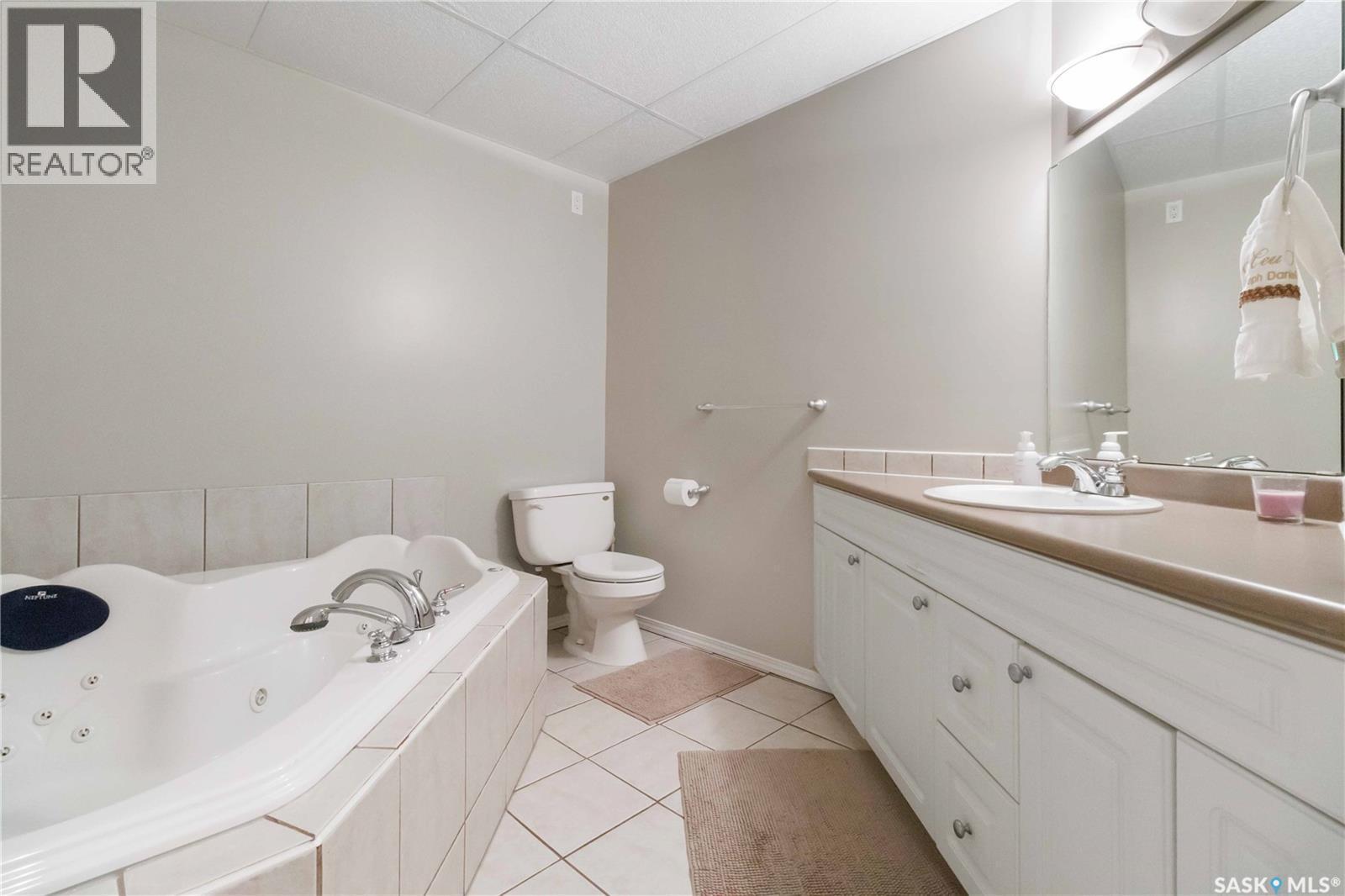 330 Sears Cove, Saskatoon, SK - Indoor Photo Showing Bathroom