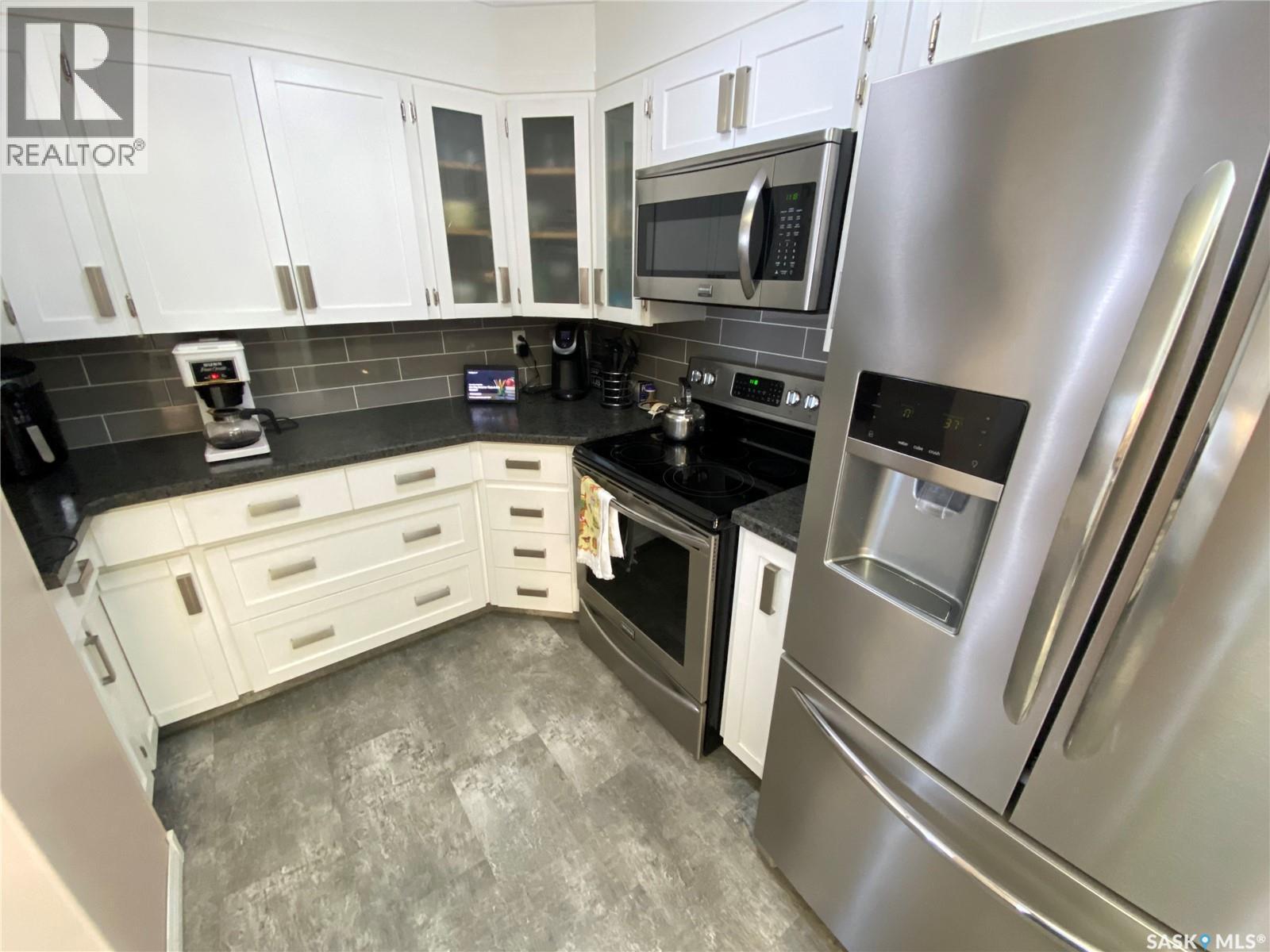 389 Maple Avenue, Yorkton, SK - Indoor Photo Showing Kitchen With Stainless Steel Kitchen