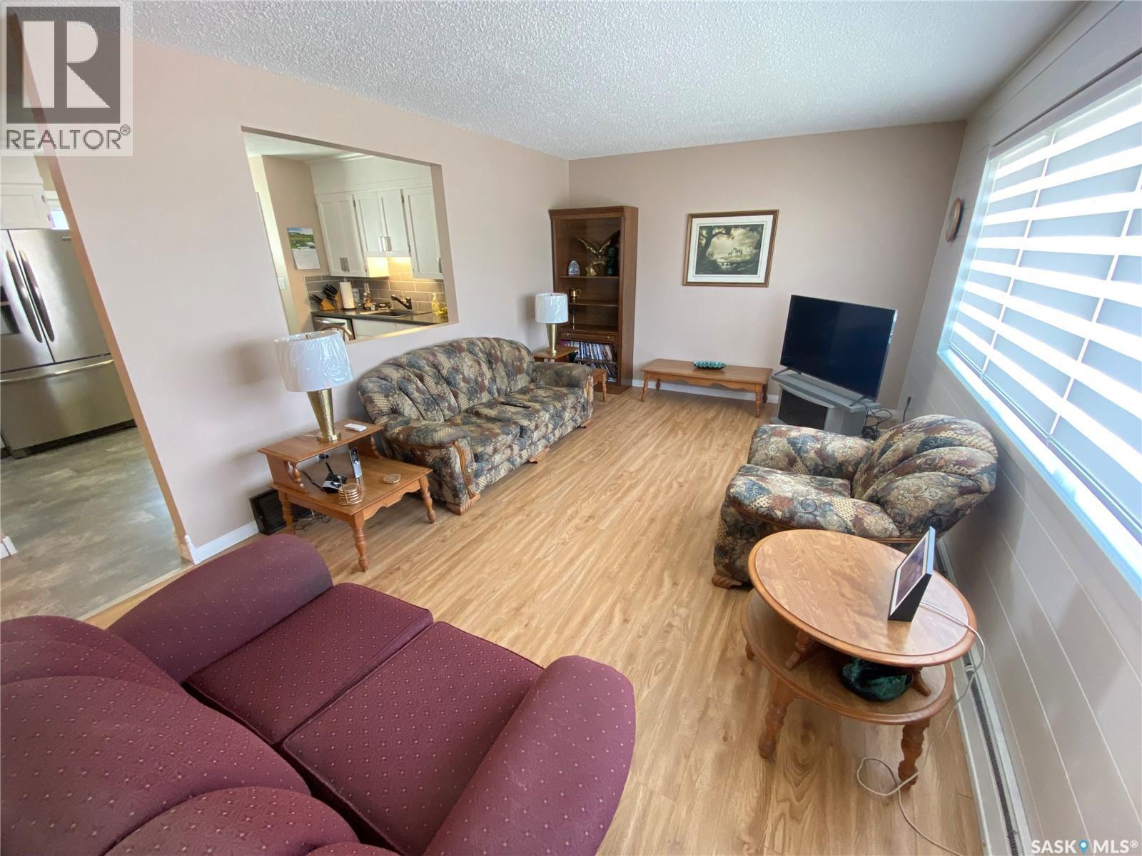 389 Maple Avenue, Yorkton, SK - Indoor Photo Showing Living Room