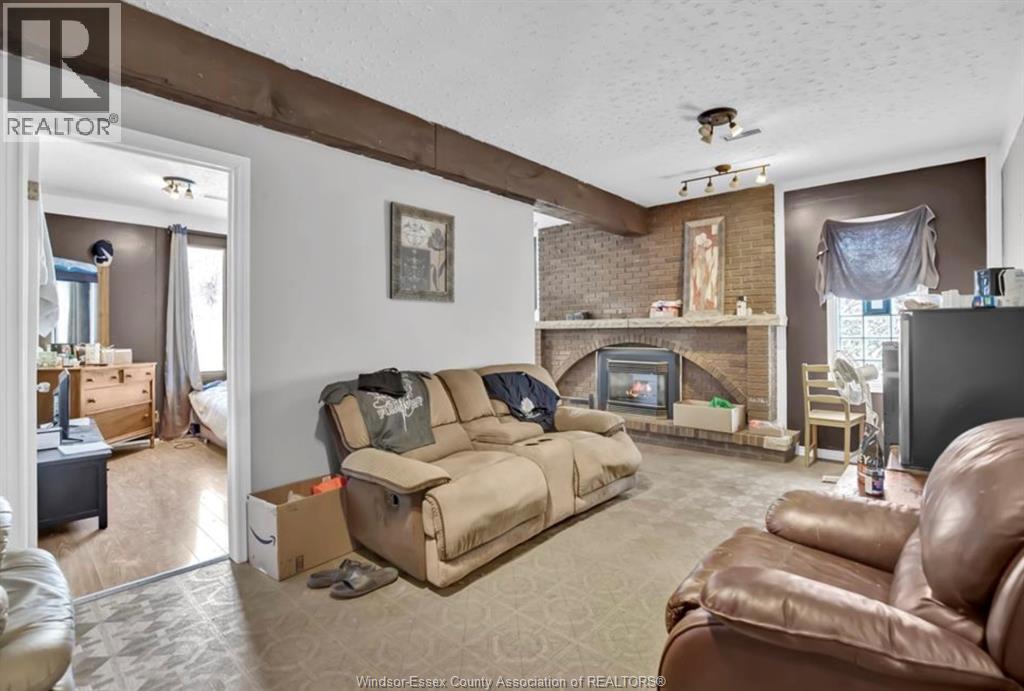 564 Wallace, Windsor, ON - Indoor Photo Showing Living Room With Fireplace