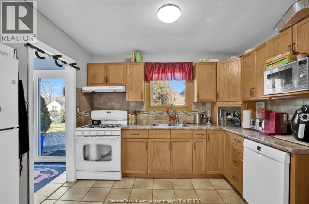 564 Wallace, Windsor, ON - Indoor Photo Showing Kitchen