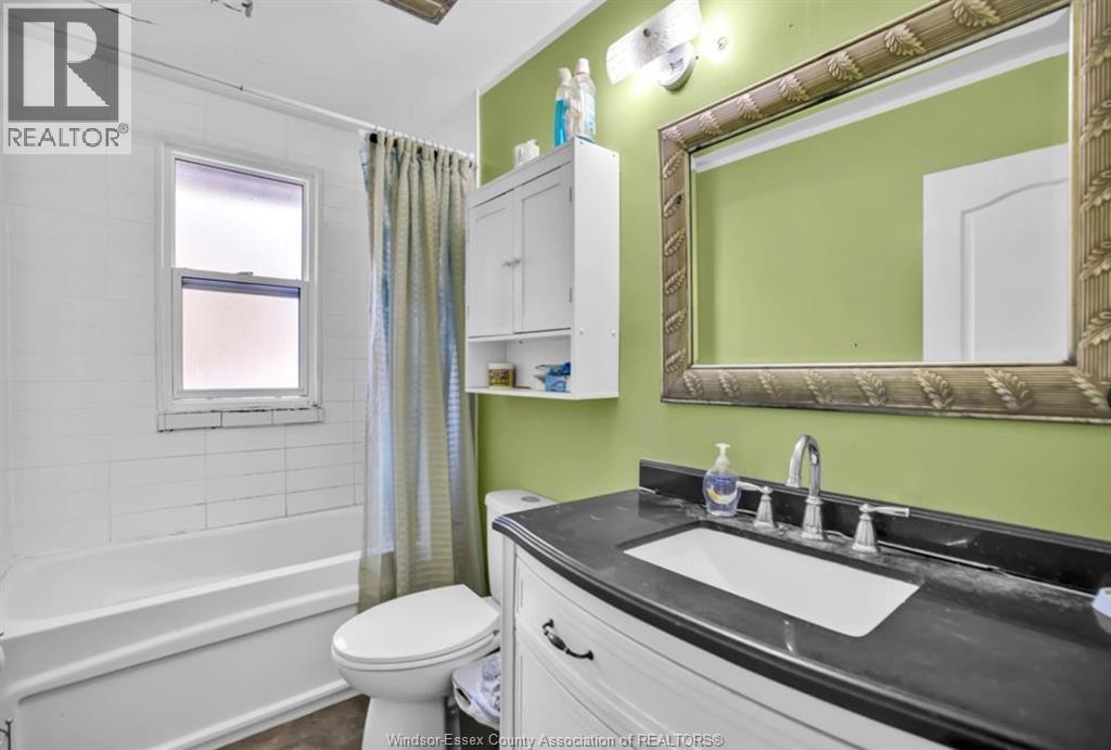564 Wallace, Windsor, ON - Indoor Photo Showing Bathroom