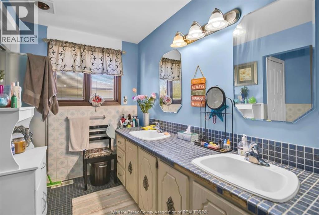 564 Wallace, Windsor, ON - Indoor Photo Showing Bathroom