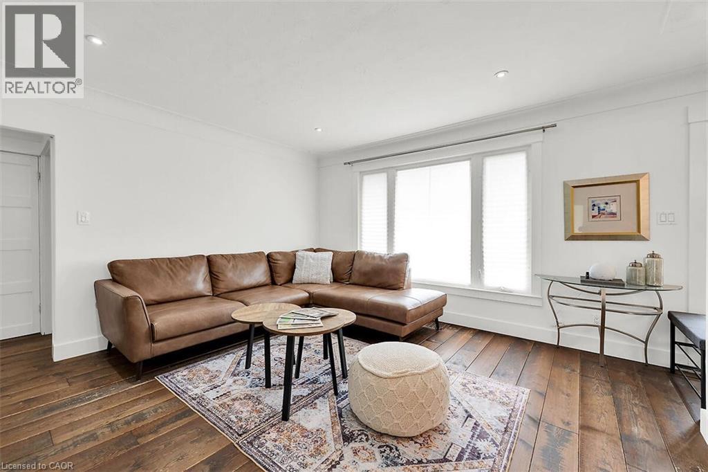 28 Marion Crescent, Dundas, ON - Indoor Photo Showing Living Room