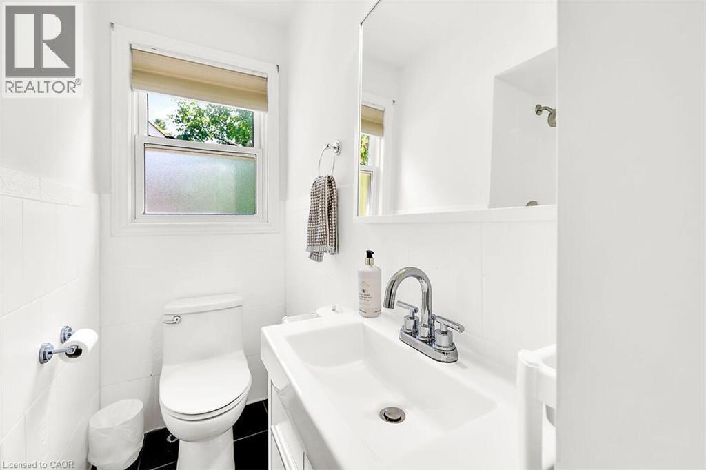 28 Marion Crescent, Dundas, ON - Indoor Photo Showing Bathroom