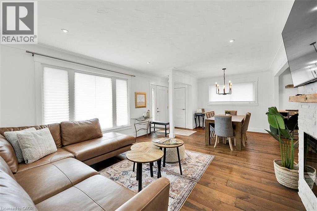 28 Marion Crescent, Dundas, ON - Indoor Photo Showing Living Room