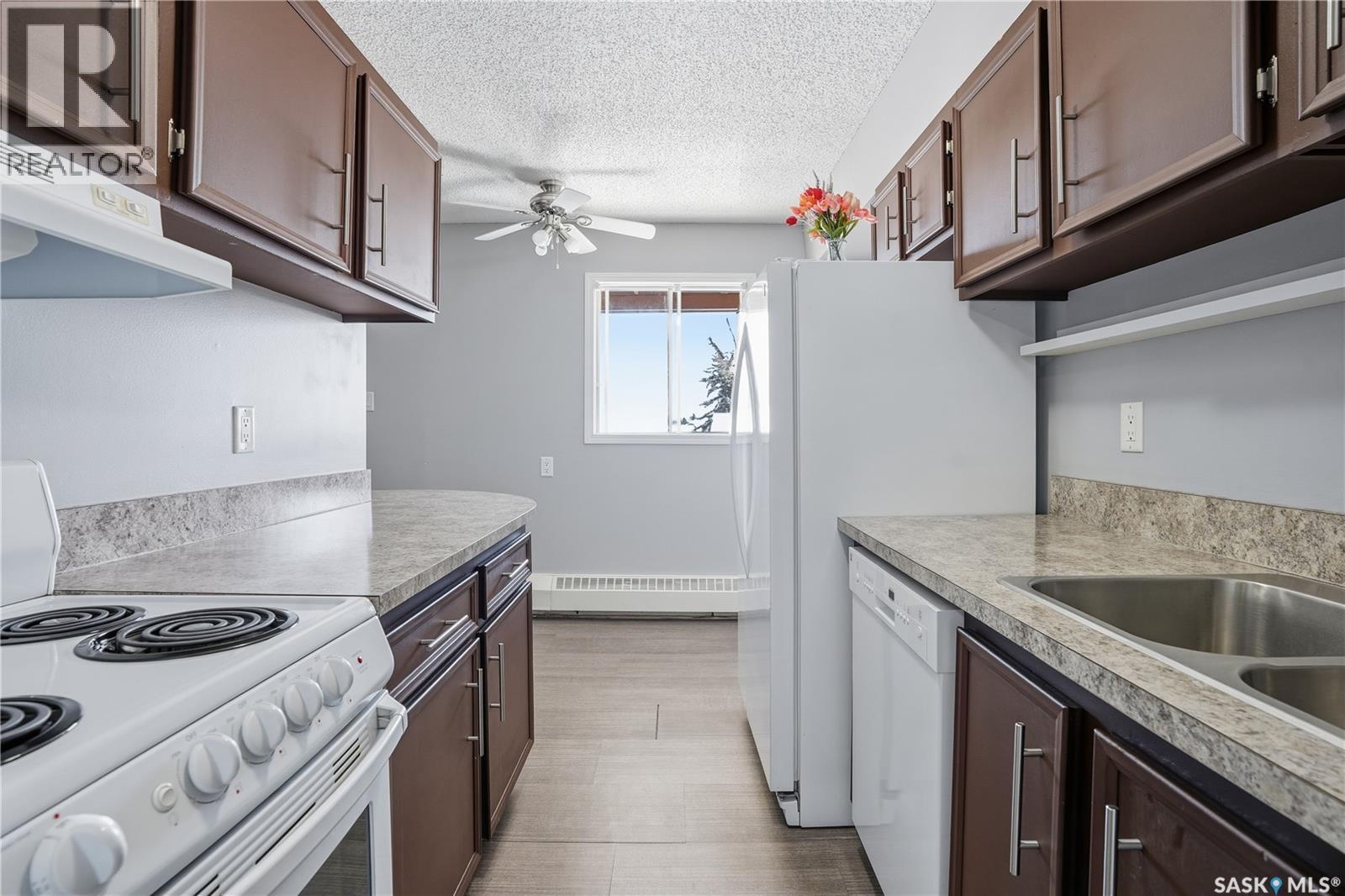 206 31 Rodenbush Drive, Regina, SK - Indoor Photo Showing Kitchen With Double Sink