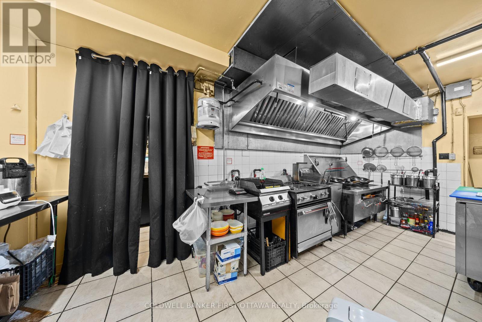 Kitchen - 121 Preston Street, Ottawa, ON