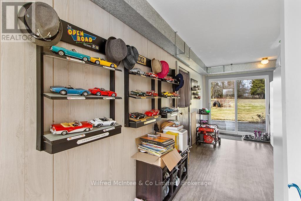 ground level mudroom/breezeway - 401395 Grey Rd 4, West Grey, ON