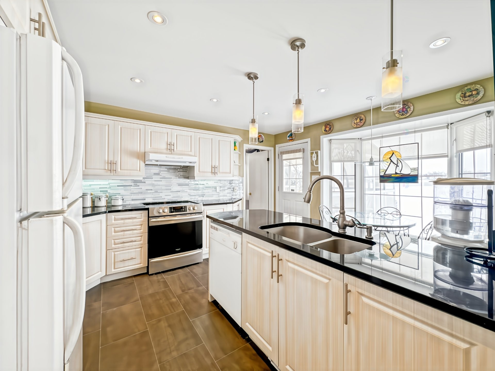 Kitchen - 918 Ch. Duhamel, Pincourt, QC - Indoor Photo Showing Kitchen With Double Sink With Upgraded Kitchen