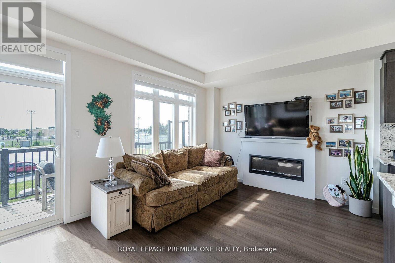 2 Seacoasts Circle, Vaughan, ON - Indoor Photo Showing Living Room With Fireplace