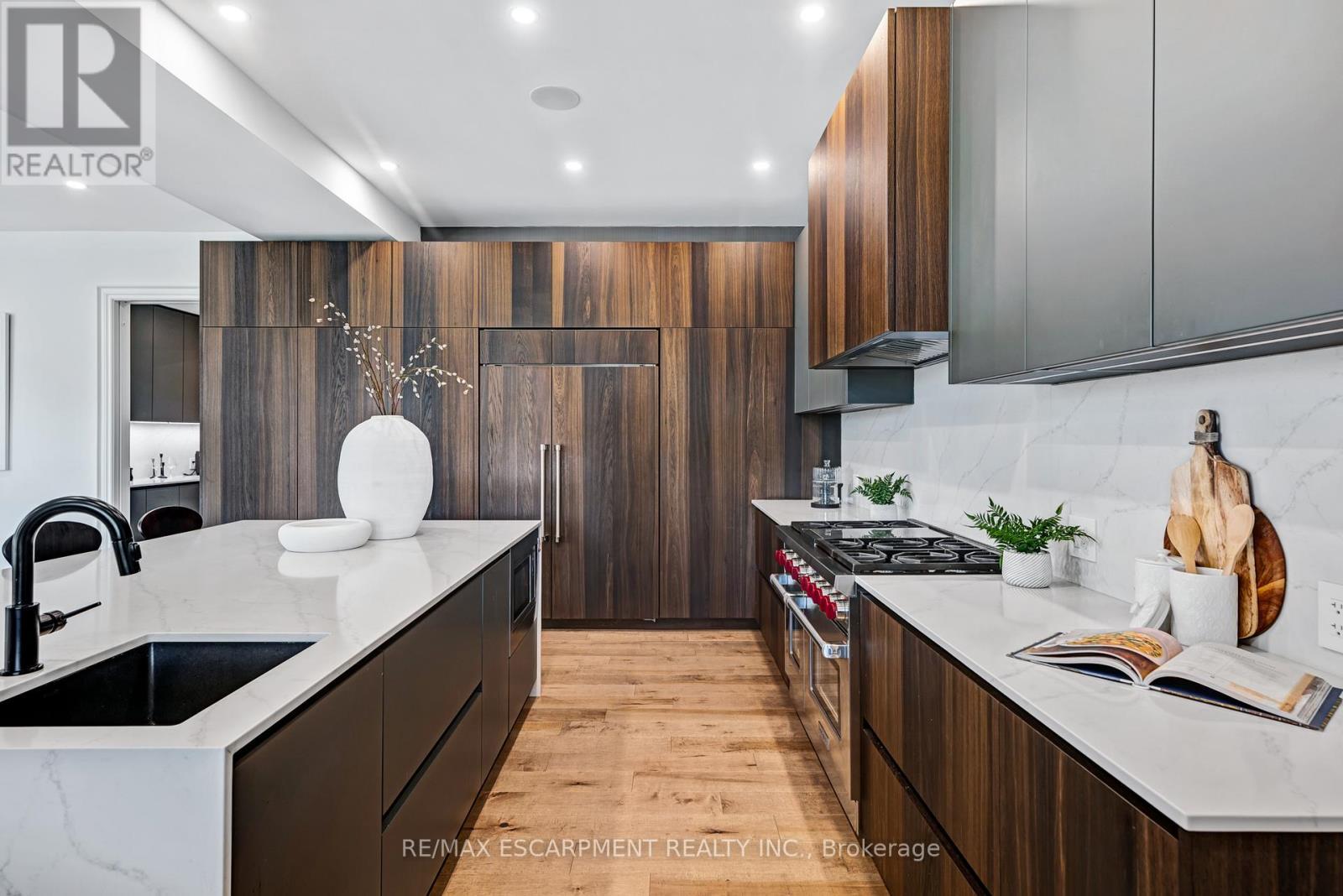 714 Atoka Drive, Mississauga, ON - Indoor Photo Showing Kitchen With Upgraded Kitchen