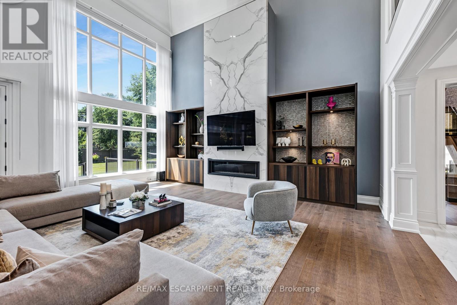 714 Atoka Drive, Mississauga, ON - Indoor Photo Showing Living Room With Fireplace