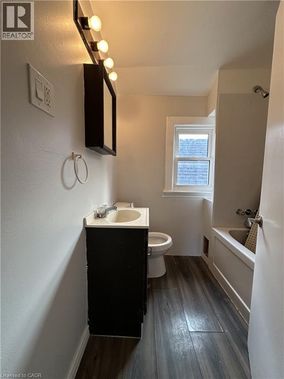 31 Mckinstry Street, Hamilton, ON - Indoor Photo Showing Bathroom