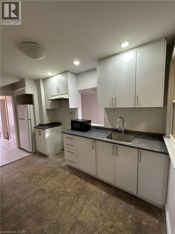 31 Mckinstry Street, Hamilton, ON - Indoor Photo Showing Kitchen