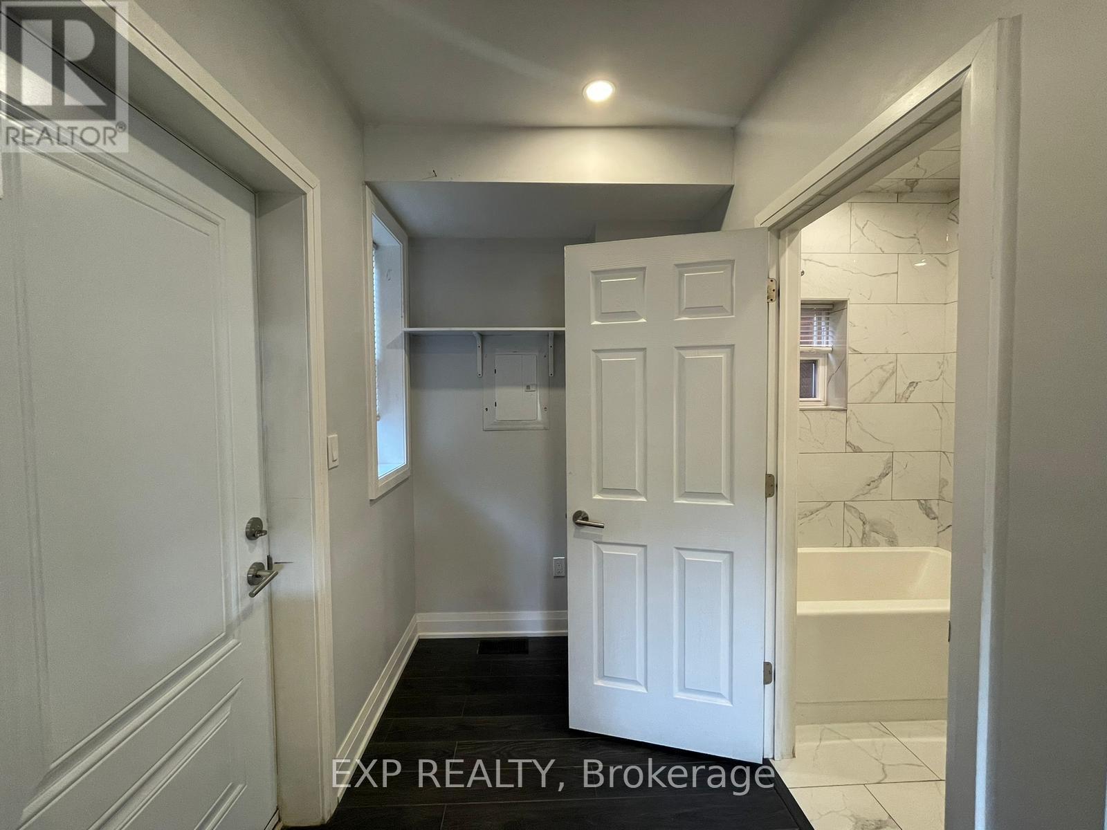 1 Madison Avenue, Hamilton, ON - Indoor Photo Showing Other Room