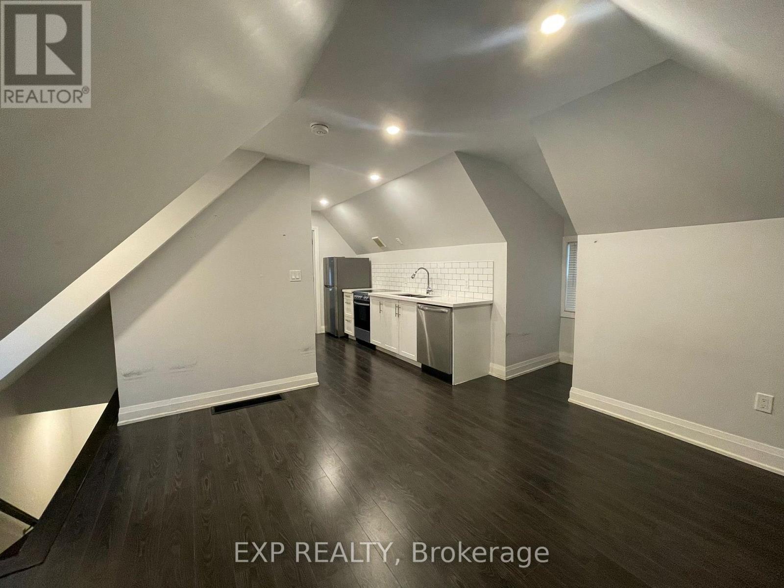 1 Madison Avenue, Hamilton, ON - Indoor Photo Showing Other Room