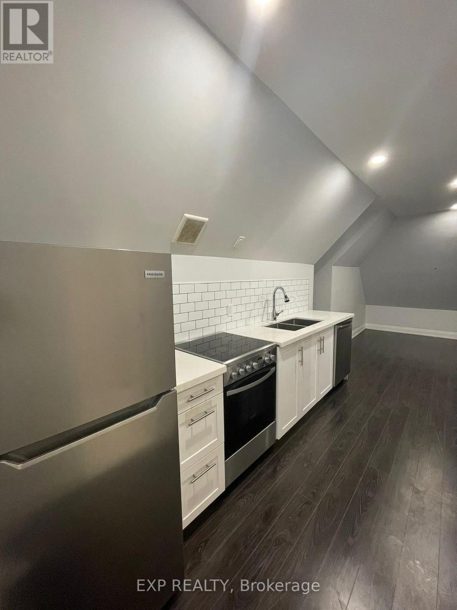 1 Madison Avenue, Hamilton, ON - Indoor Photo Showing Other Room