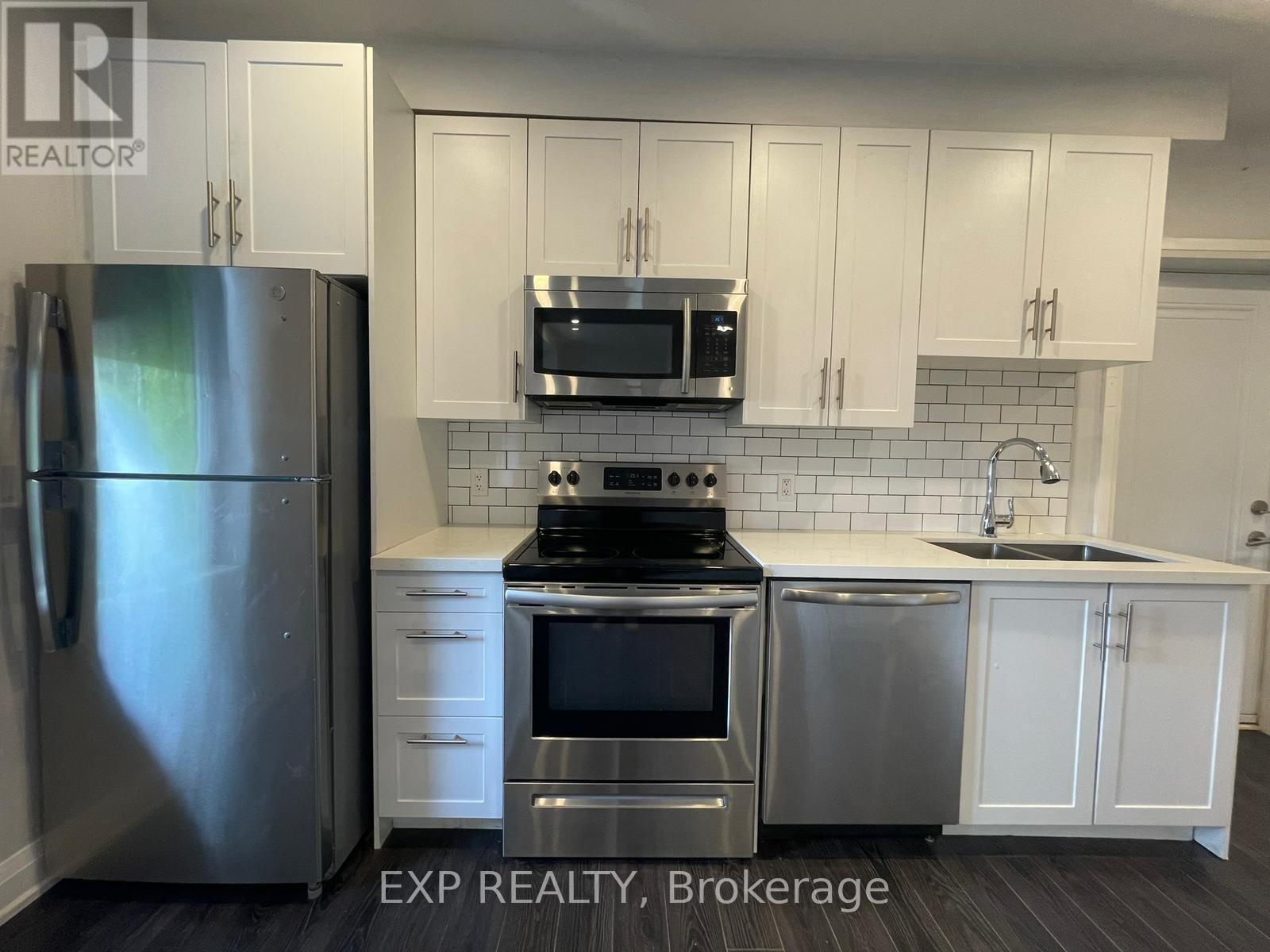 1 Madison Avenue, Hamilton, ON - Indoor Photo Showing Kitchen With Double Sink With Upgraded Kitchen