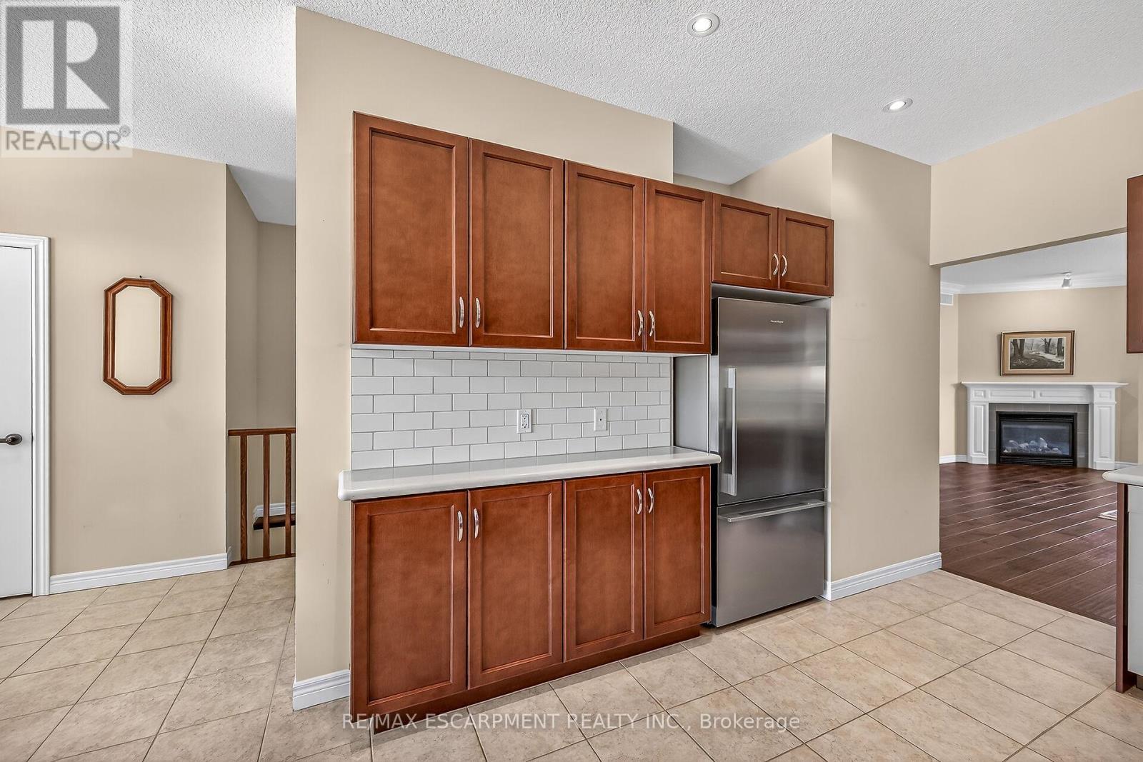18 Ecker Lane, Hamilton, ON - Indoor Photo Showing Kitchen