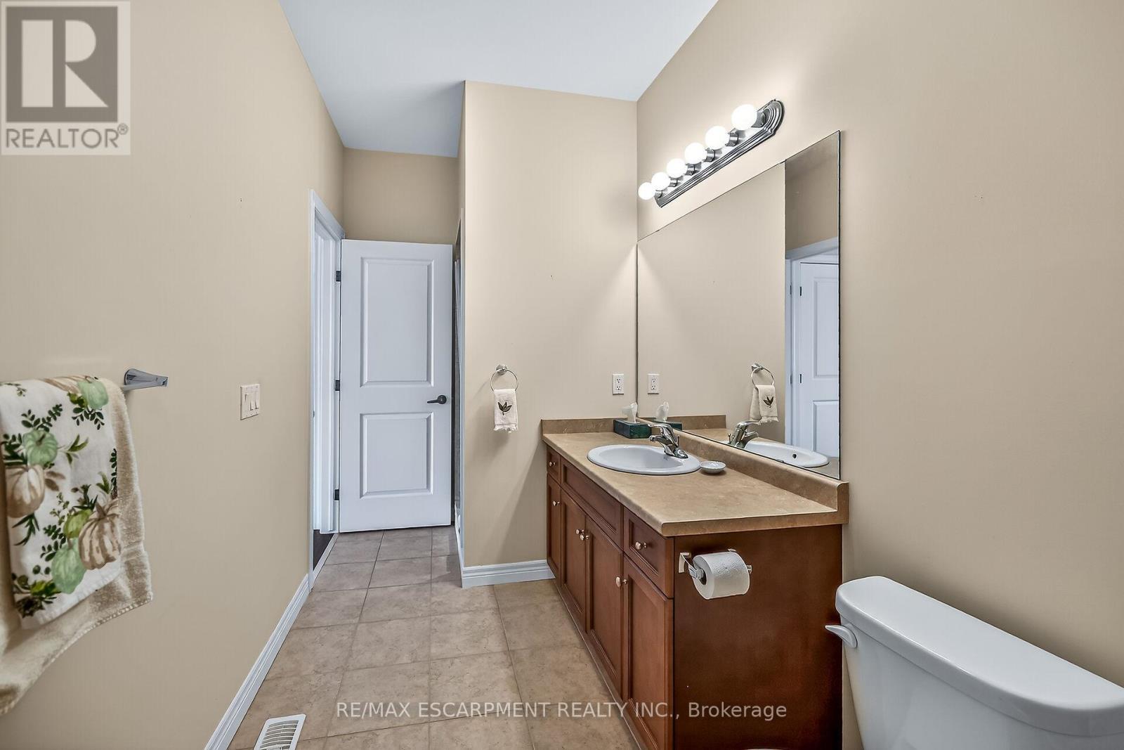 18 Ecker Lane, Hamilton, ON - Indoor Photo Showing Bathroom
