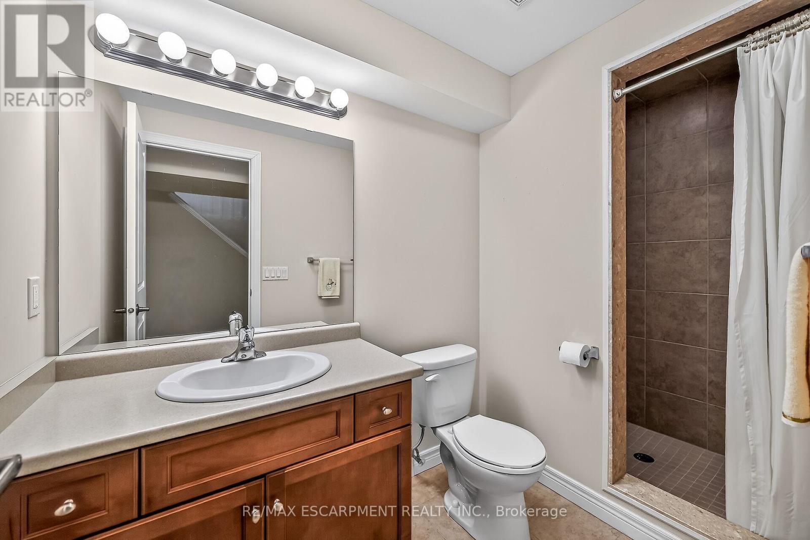 18 Ecker Lane, Hamilton, ON - Indoor Photo Showing Bathroom