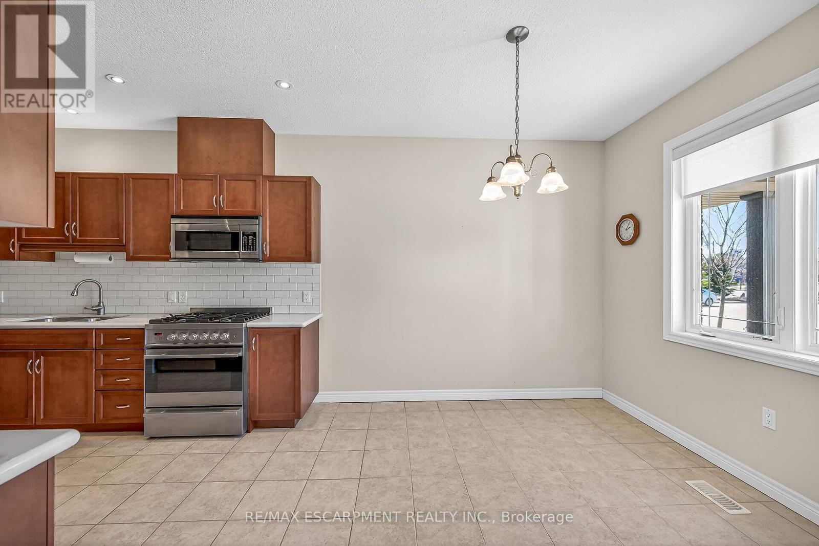 18 Ecker Lane, Hamilton, ON - Indoor Photo Showing Kitchen