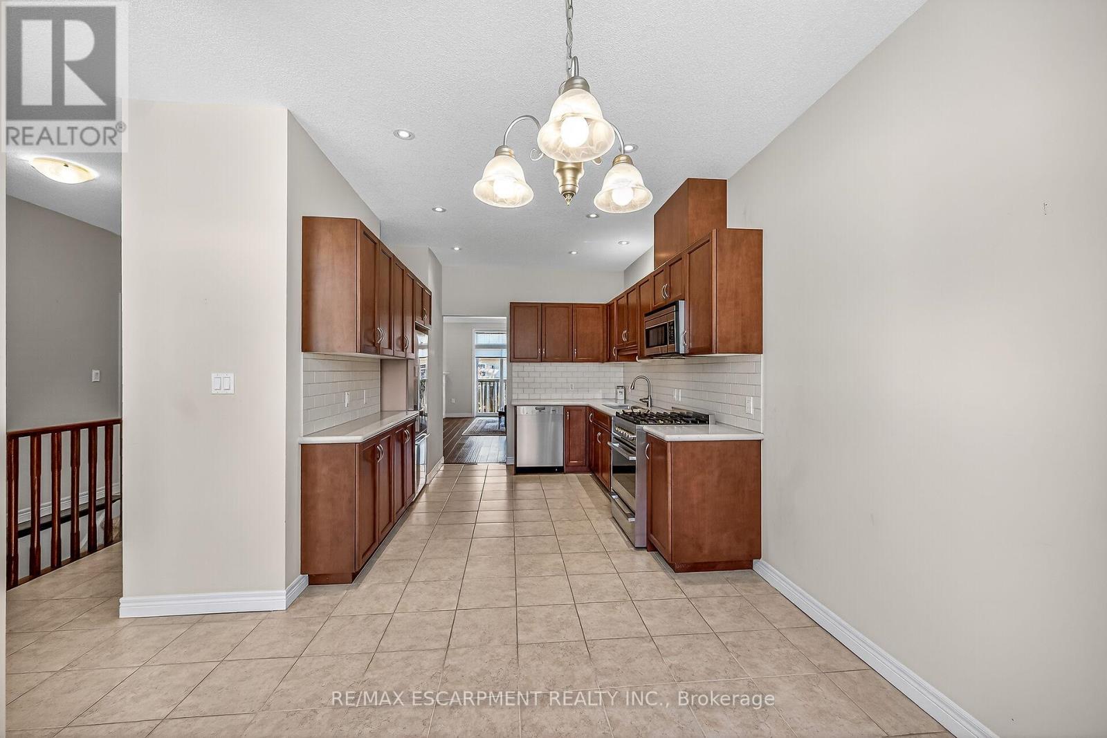 18 Ecker Lane, Hamilton, ON - Indoor Photo Showing Kitchen
