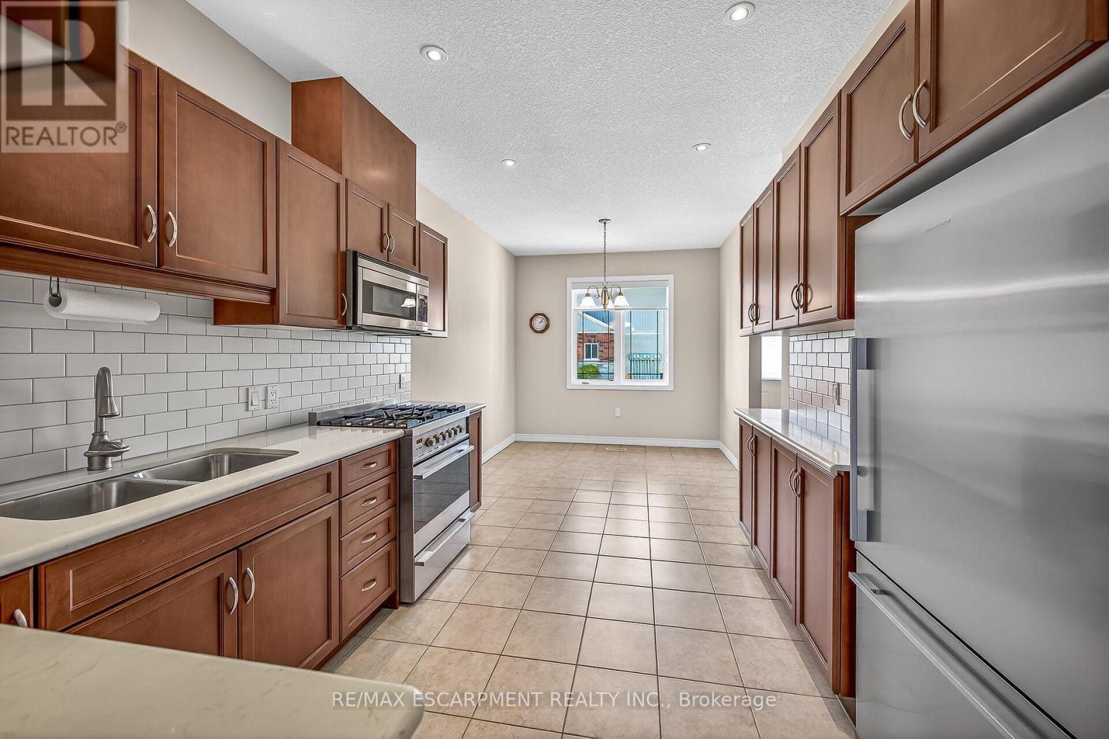 18 Ecker Lane, Hamilton, ON - Indoor Photo Showing Kitchen With Stainless Steel Kitchen With Double Sink With Upgraded Kitchen