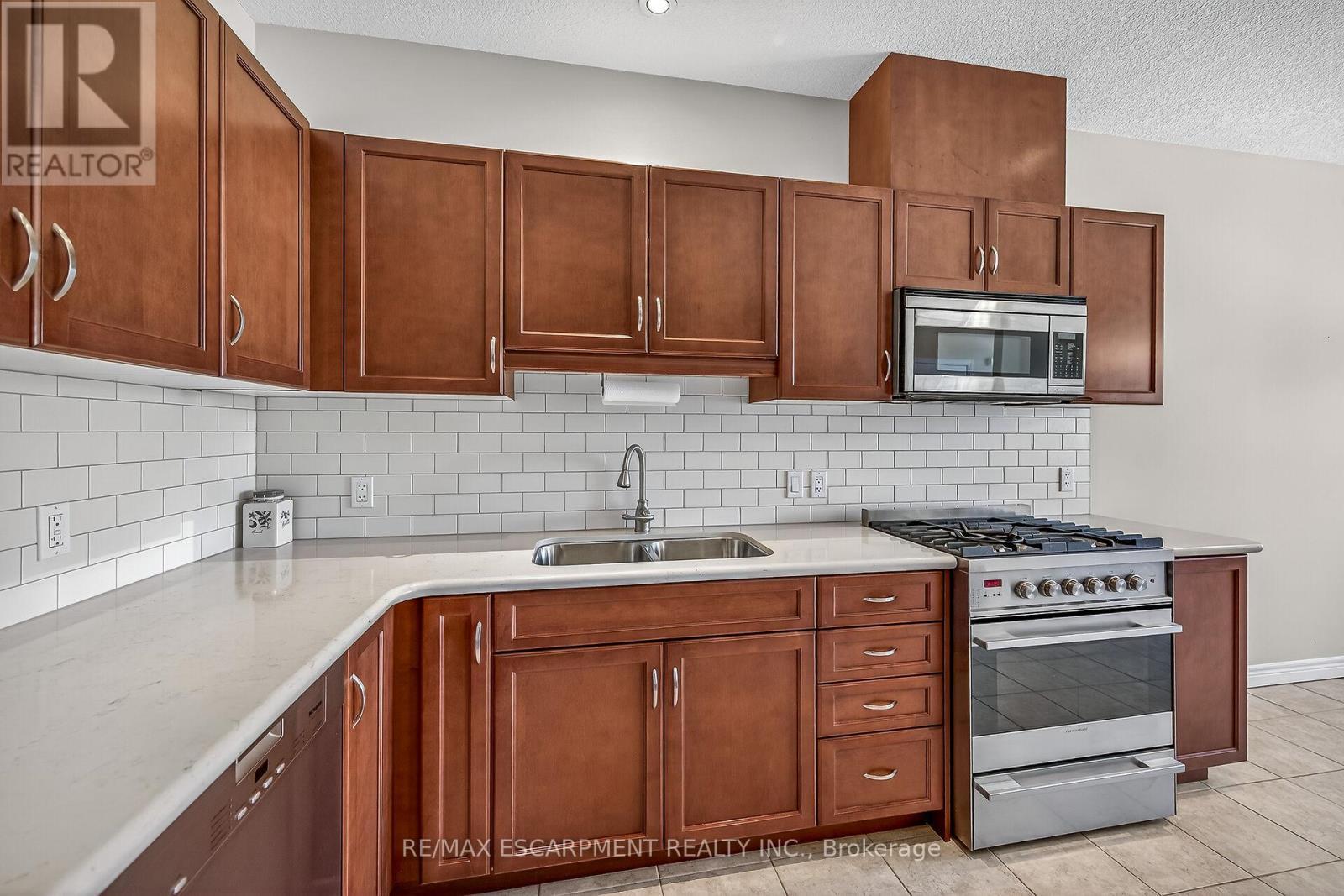 18 Ecker Lane, Hamilton, ON - Indoor Photo Showing Kitchen With Double Sink