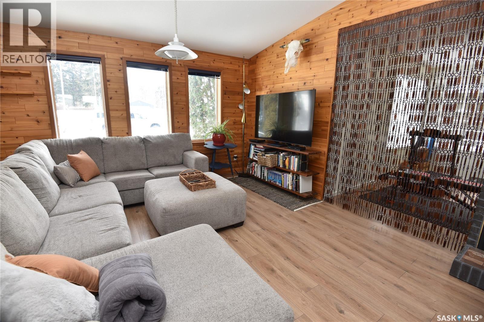115 4Th Avenue E, Nipawin, SK - Indoor Photo Showing Living Room