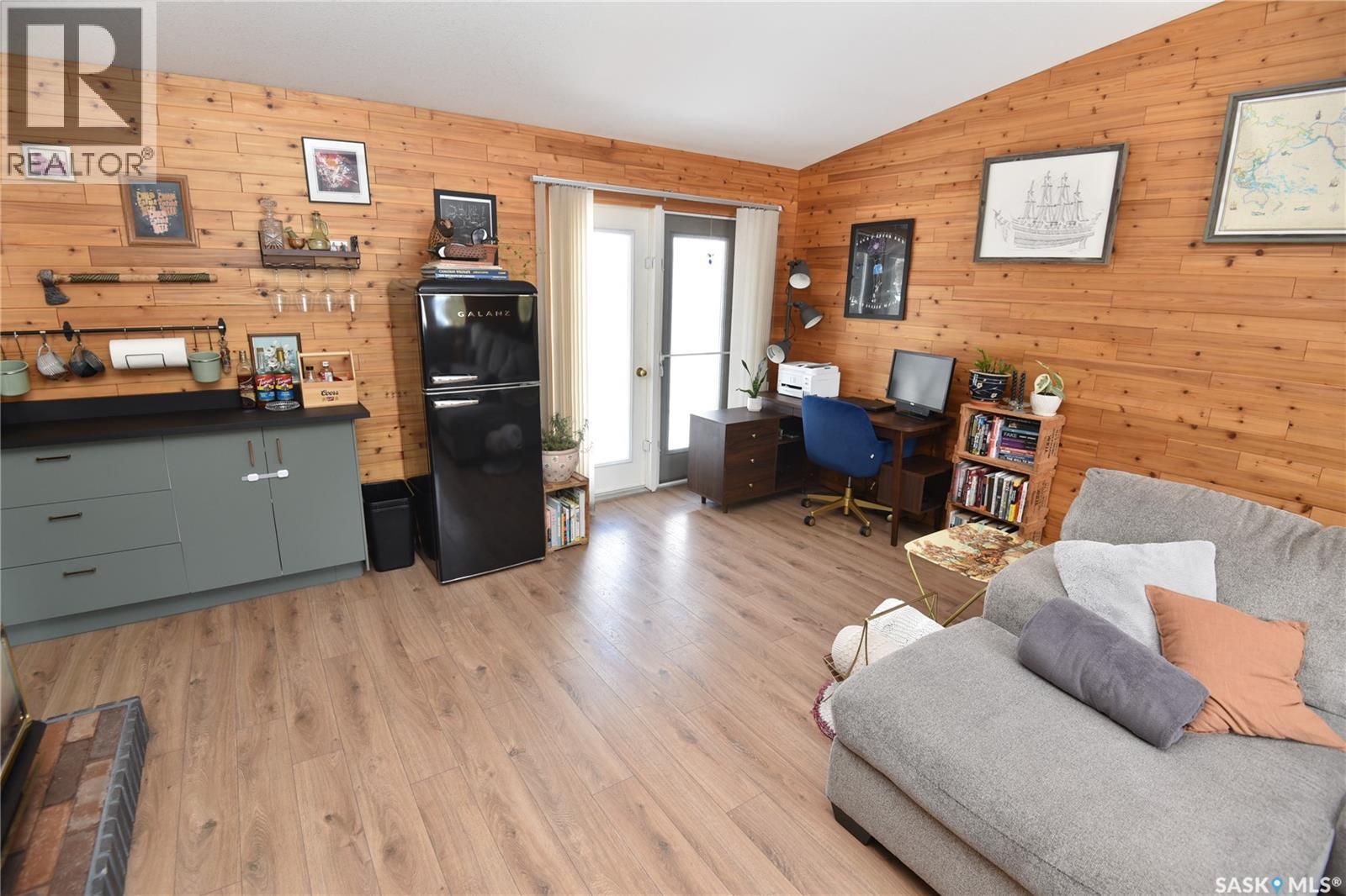 115 4Th Avenue E, Nipawin, SK - Indoor Photo Showing Living Room