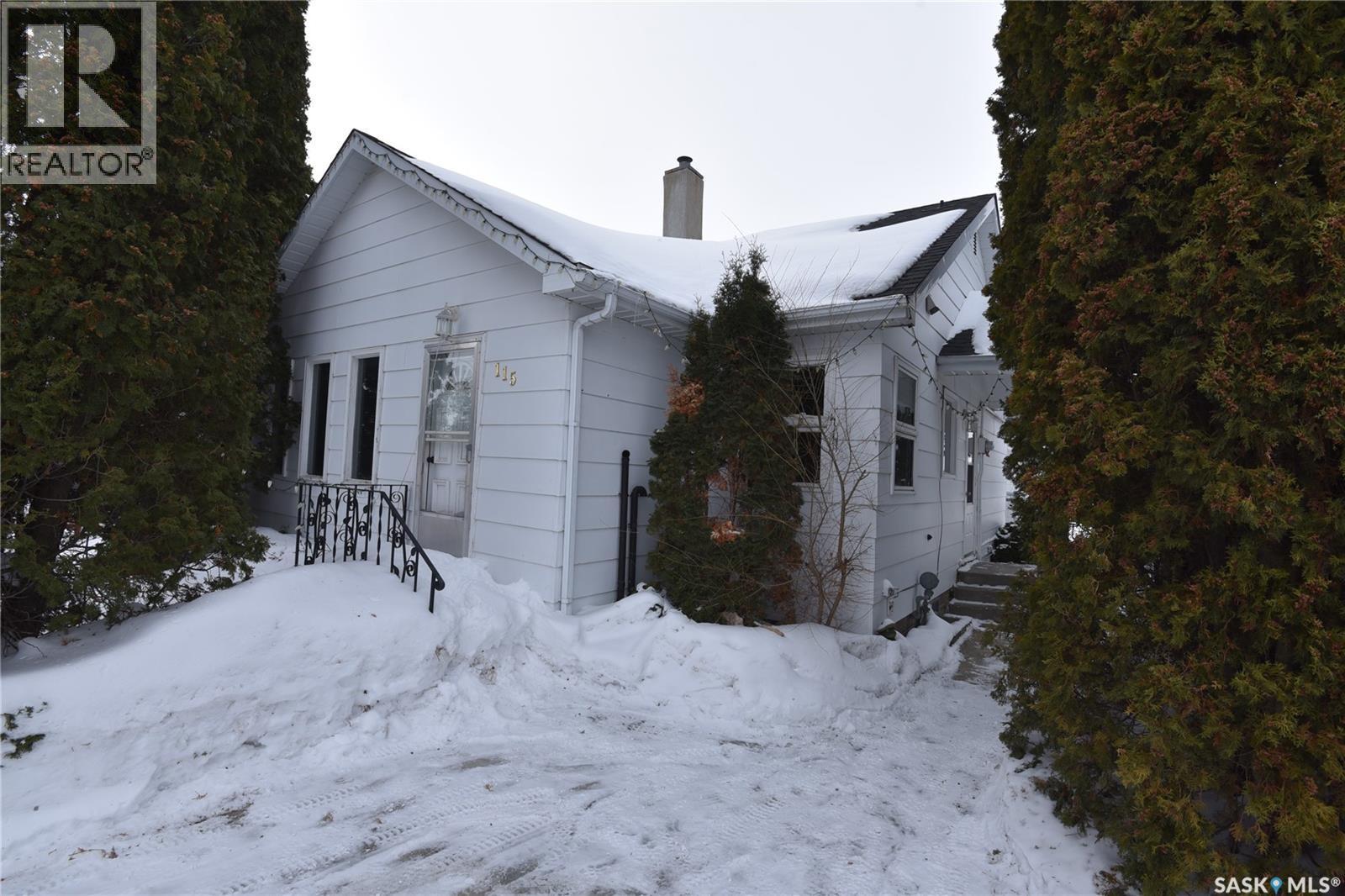 115 4Th Avenue E, Nipawin, SK - Outdoor