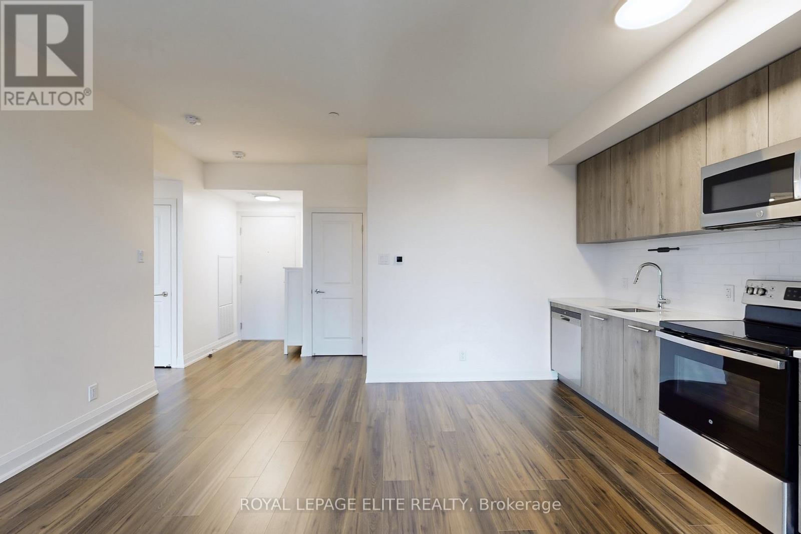 313 - 101 Cathedral High Street, Markham, ON - Indoor Photo Showing Kitchen