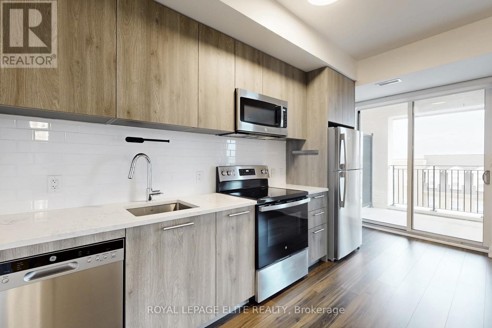 313 - 101 Cathedral High Street, Markham, ON - Indoor Photo Showing Kitchen With Stainless Steel Kitchen With Upgraded Kitchen