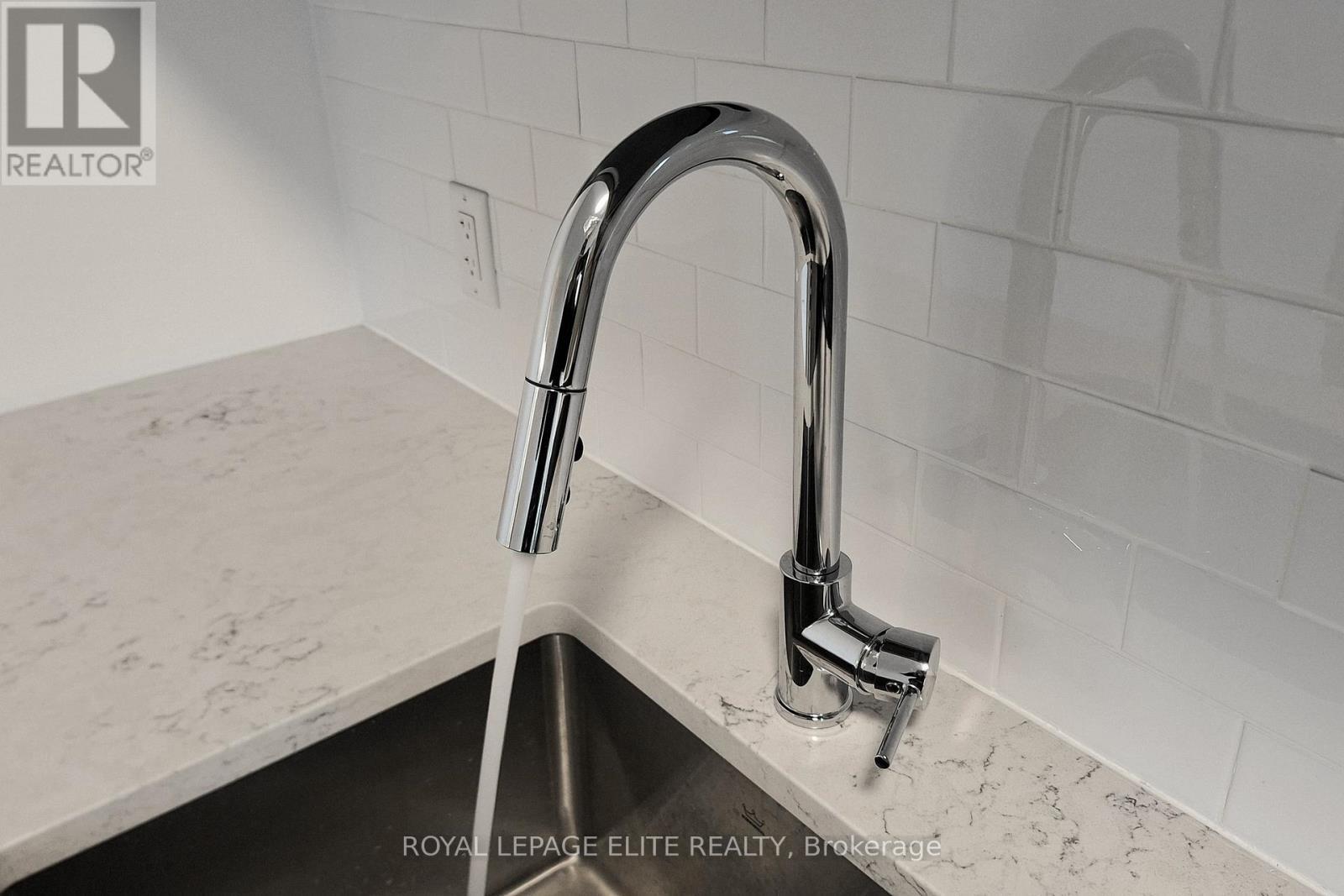 313 - 101 Cathedral High Street, Markham, ON - Indoor Photo Showing Laundry Room