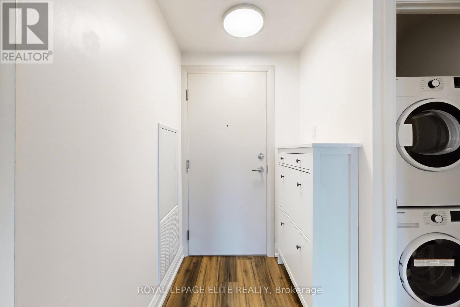 313 - 101 Cathedral High Street, Markham, ON - Indoor Photo Showing Laundry Room