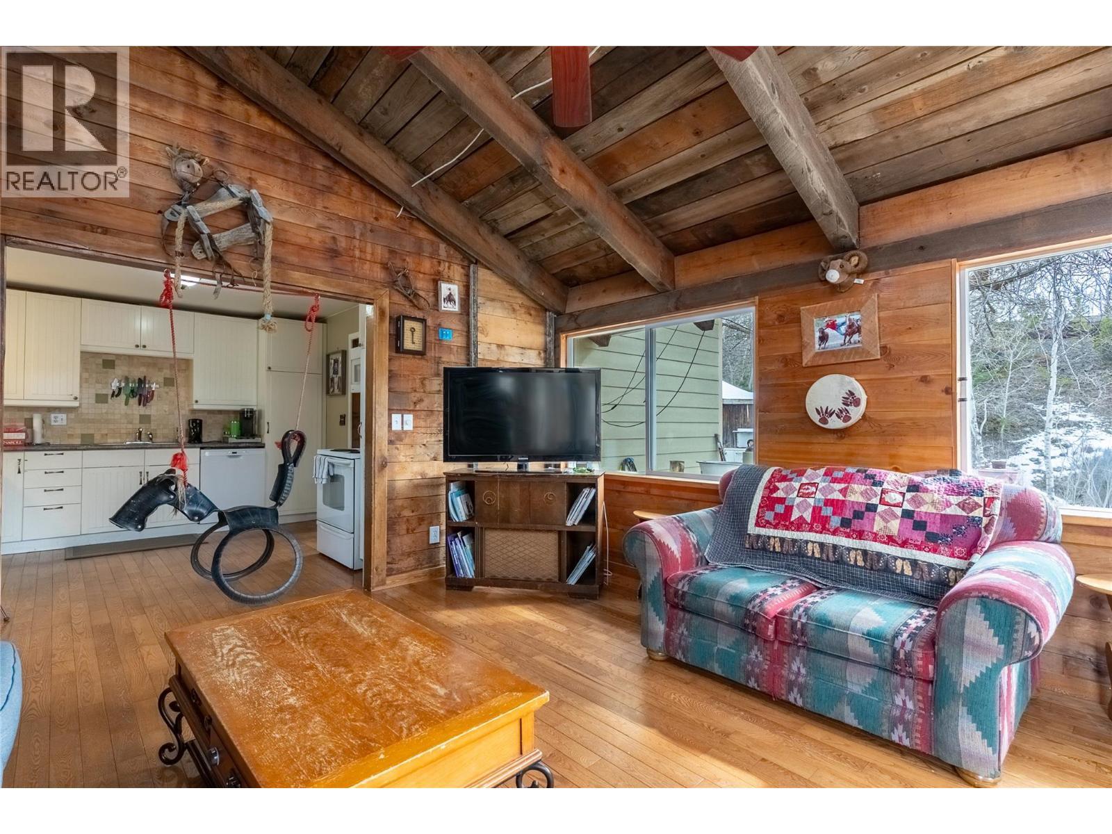 1556 Chasm Road, Clinton, BC - Indoor Photo Showing Living Room