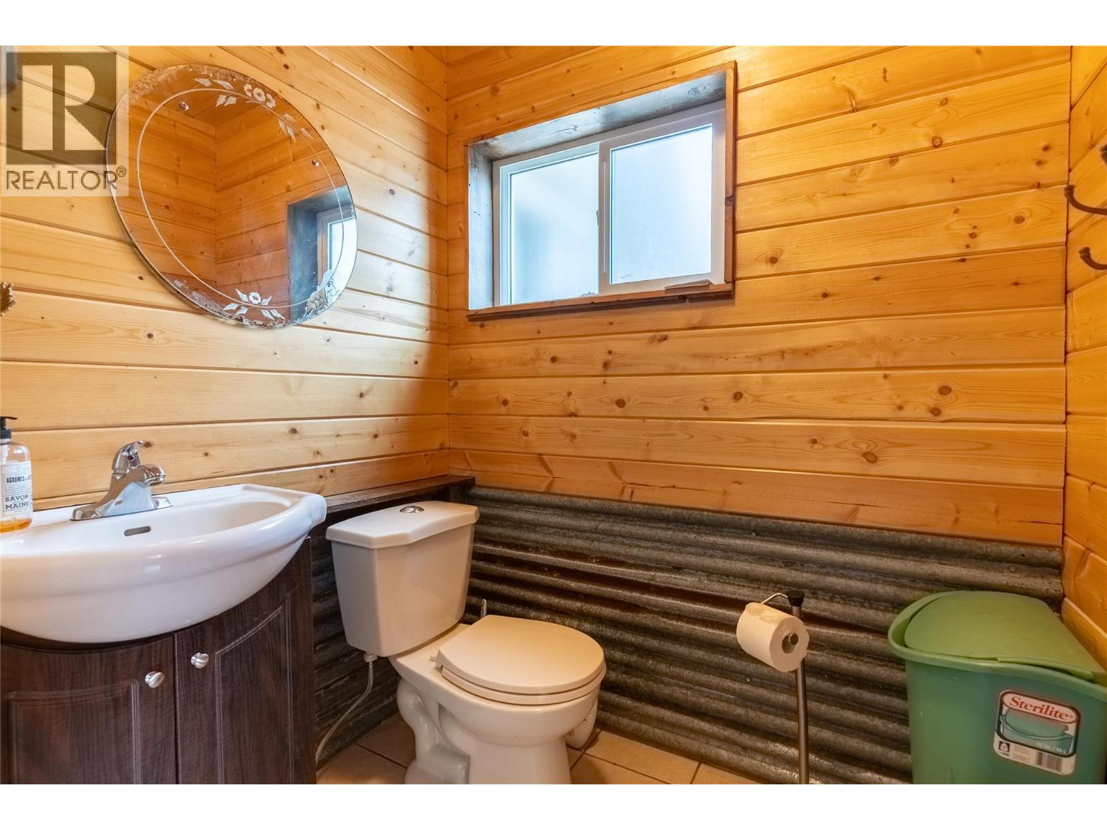 1556 Chasm Road, Clinton, BC - Indoor Photo Showing Bathroom